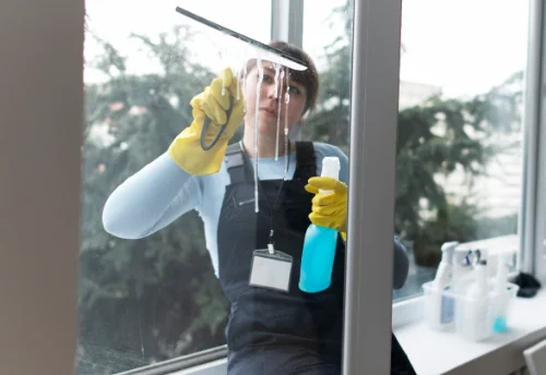 Nettoyage de vitres intérieures et extérieures à la Coucourde